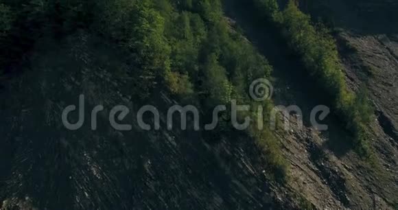 长途自然山绿树林景观鸟瞰4公里视频的预览图