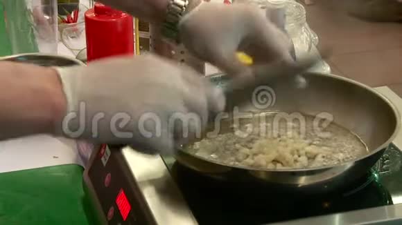 厨师在炉子上准备食物视频的预览图