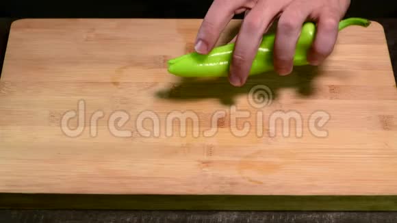 用刀在木板上切青椒视频的预览图