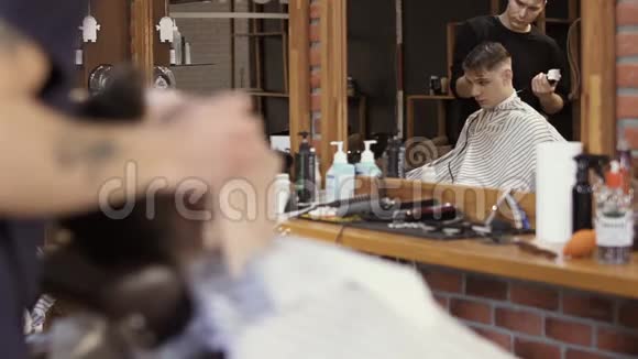 职业造型师在理发店工作视频的预览图