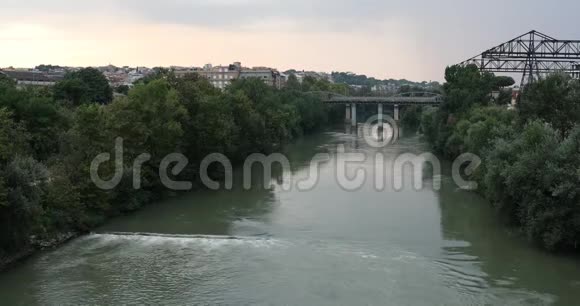 罗马提伯河和工业桥梁4K视频高清视频的预览图