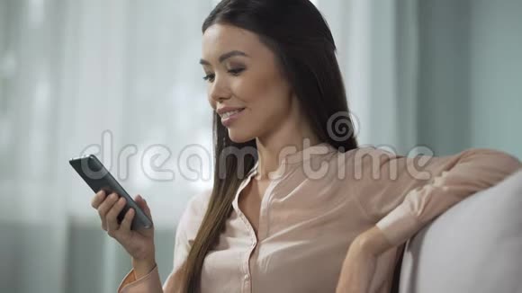 美丽的女人享受电话应用学习现代程序界面视频的预览图
