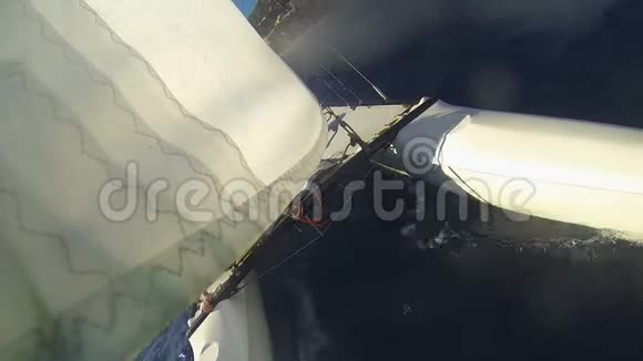 帆板双体帆船的船体和帆板高速航行视频的预览图