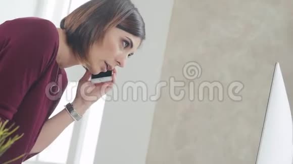 女人通过电话与顾客或老板沟通视频的预览图