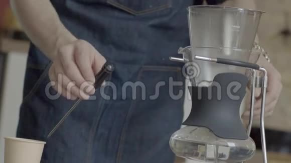 咖啡师男子准备咖啡塞丰搅拌温度视频的预览图