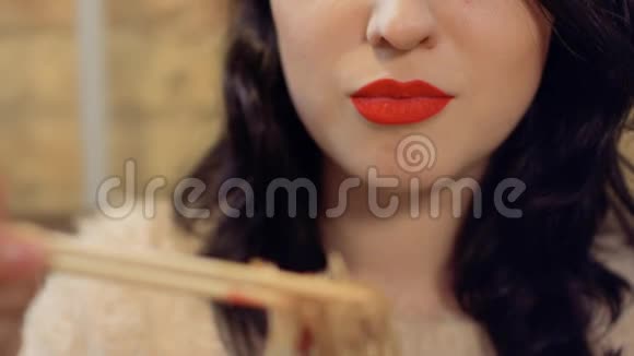 红唇女人吃韩国面条视频的预览图