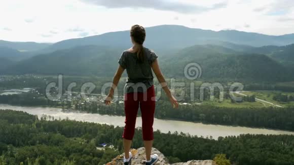在山顶举起双臂的女人视频的预览图