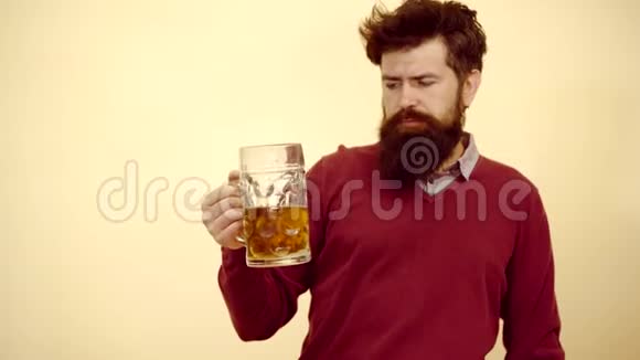 喝啤酒的人情感有趣的胡须醉汉持有工艺瓶装啤酒有胡子的人喝啤酒视频的预览图