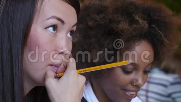 性格开朗多元的国际学生群体在咖啡馆里聊天合作亚洲女孩黑人女孩和姜视频的预览图