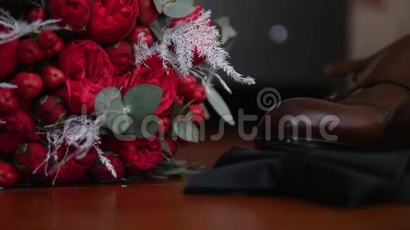 新娘鞋旁的一束玫瑰花视频的预览图