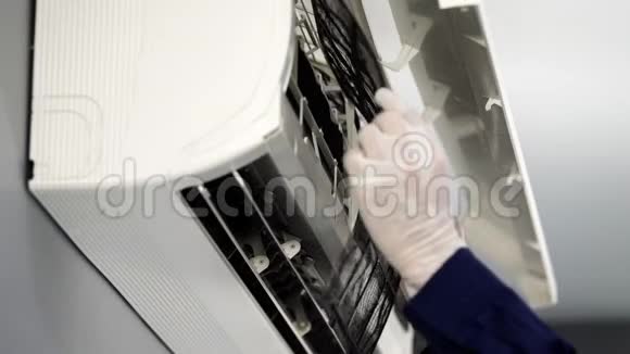 技师服务将清洁过滤器放回空调视频的预览图