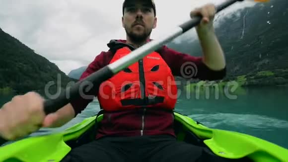 冰湖独木舟中的男子视频的预览图