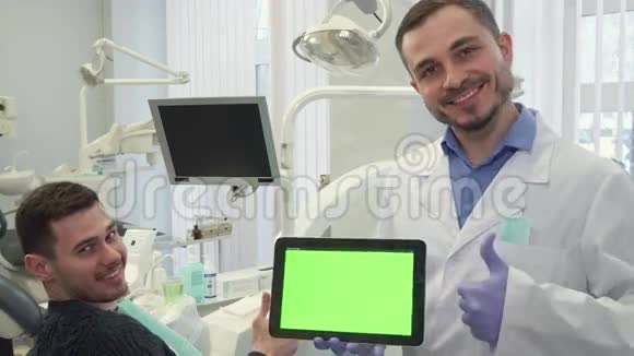 牙医在他的办公室里竖起大拇指视频的预览图