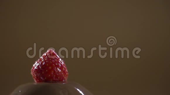 一股可可釉将草莓浆果隐藏在其水流下视频的预览图