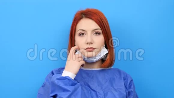 戴手术袍的红发女人戴着面具视频的预览图