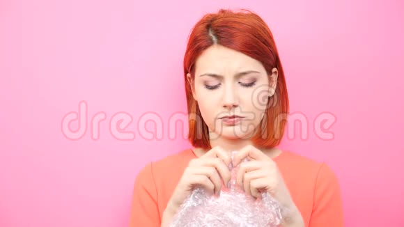 一个穿着紧身衣的女人弹出泡泡包来让自己平静下来视频的预览图