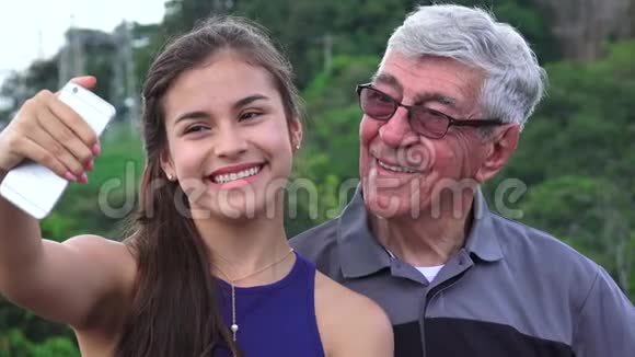 西班牙裔祖父和孙女的自拍视频的预览图