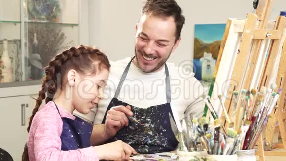 父亲和女儿一起在艺术工作室享受绘画乐趣视频的预览图