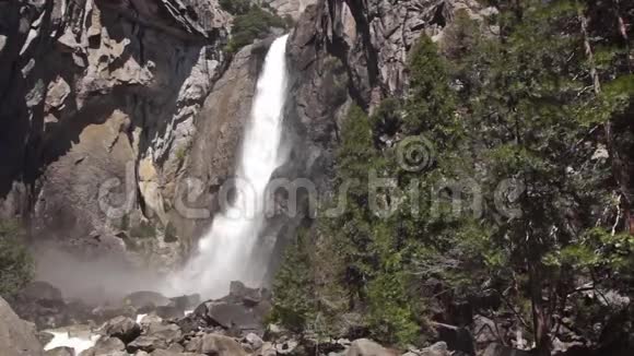 约塞米蒂瀑布低处视频的预览图