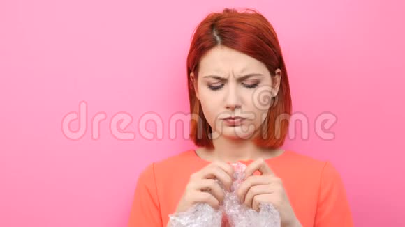 红发女人弹出泡泡包来让自己平静下来视频的预览图