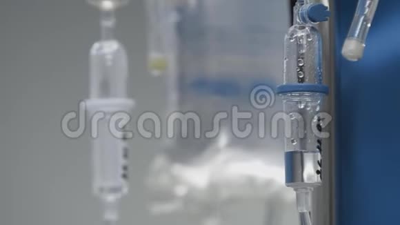 现代医院手术室滴药器特写视频的预览图