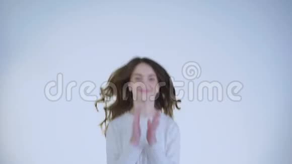 快乐的小女孩跳起来用手拍镜头视频的预览图