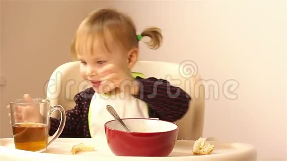 一个两岁的小女孩喝茶视频的预览图