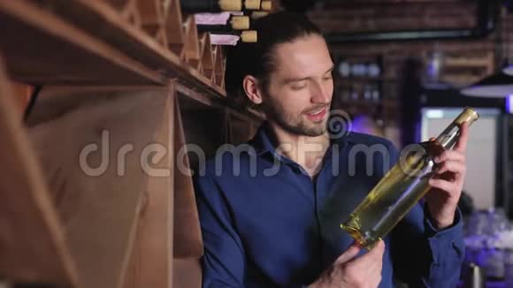帅哥在酒窖拿着一瓶酒视频的预览图