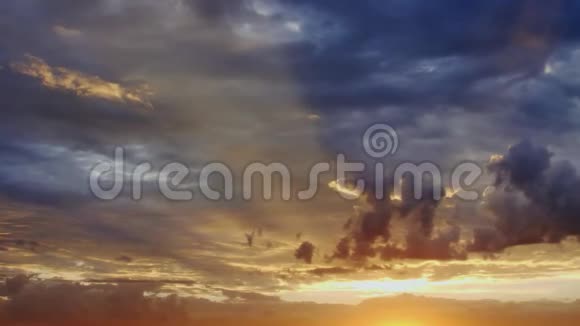 日出时太阳光线透过云层的戏剧性天空时间推移视频的预览图