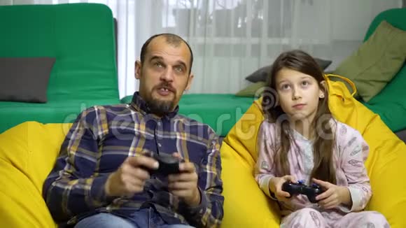 父亲和女儿一起在家玩游戏视频的预览图