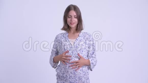 年轻的孕妇说话解释一些事情视频的预览图