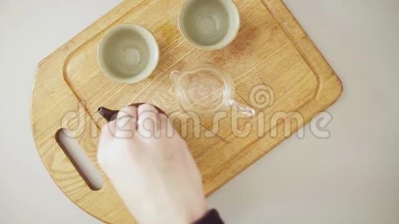做茶道的茶师视频的预览图