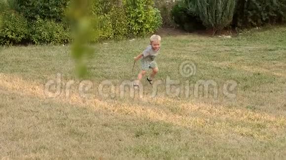 夏天一个小男孩在公园里跑步和玩耍视频的预览图