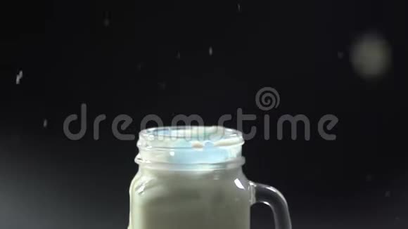 一块蓝色的杏仁饼干在牛奶的杯子里弹出视频的预览图