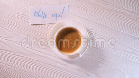 唤醒短信书法家用蓝墨水在白纸上刻字的字体女性手拿着一杯咖啡视频的预览图