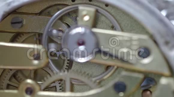 运行机械手表重点是钢齿轮在背景视频的预览图