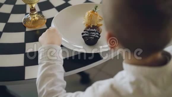 帅气不可认男孩的甜点展示4公里视频的预览图