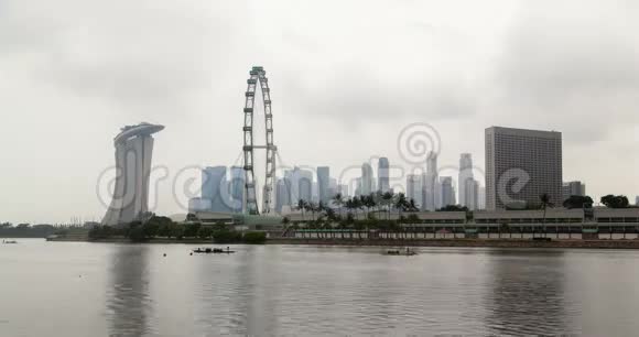 随着时间的推移摩天轮笼罩着新加坡的城市风光视频的预览图