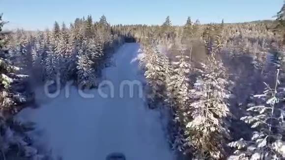 车开雪路冬视频的预览图