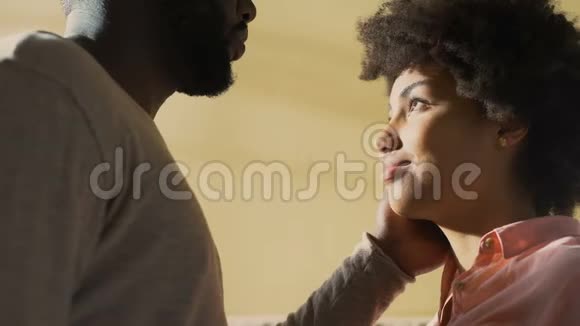 年轻人抚摸女朋友的脸恋爱关系亲密感性的在一起视频的预览图