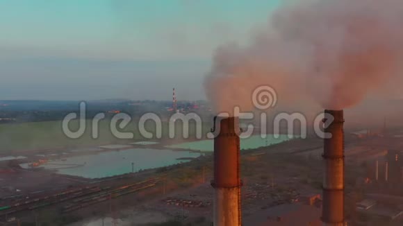 带烟管道工业生产浓烟来自工业化工空气污染概念视频的预览图