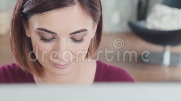 女人在监视器上的肖像棕色的眼睛移动阅读课文视频的预览图