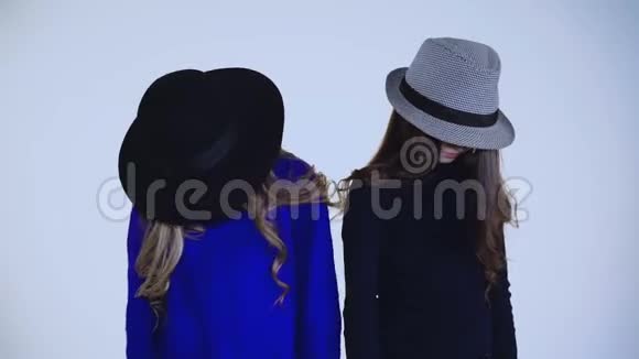 两个戴帽子的年轻女孩在镜头前跳舞视频的预览图