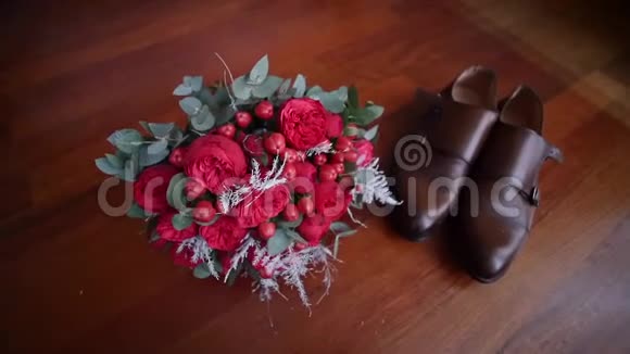 新娘鞋旁的一束玫瑰花视频的预览图