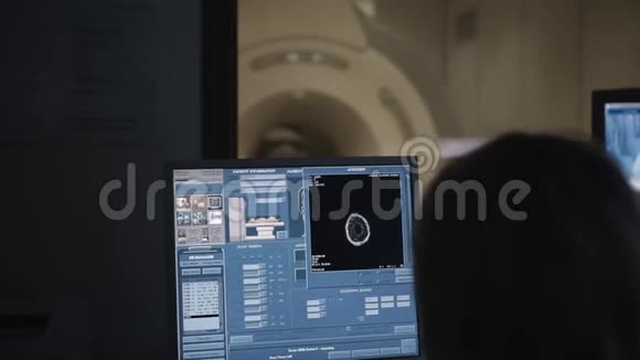 现代大脑研究实验室的头部扫描脑部活动扫描视频的预览图