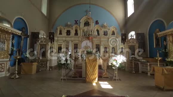 拉脱维亚夏季小镇的东正教教堂内部视频的预览图