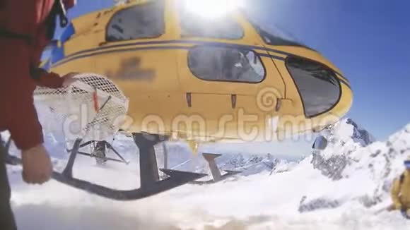 Actionsportlers被直升机落在山顶上视频的预览图