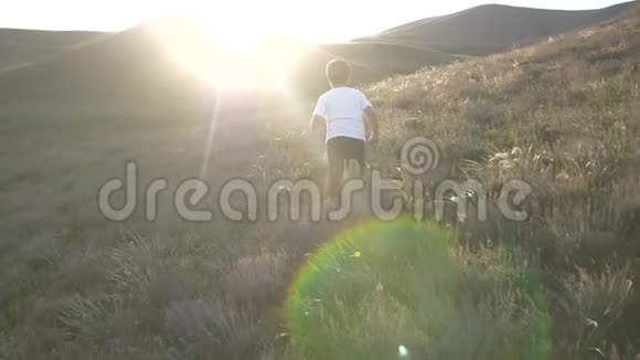1男孩在日落时跑步2阳光使他闪闪发光视频的预览图