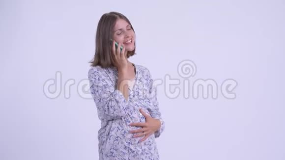 快乐的年轻孕妇打电话视频的预览图