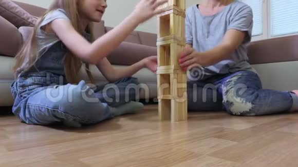 幸福家庭玩木塔游戏视频的预览图